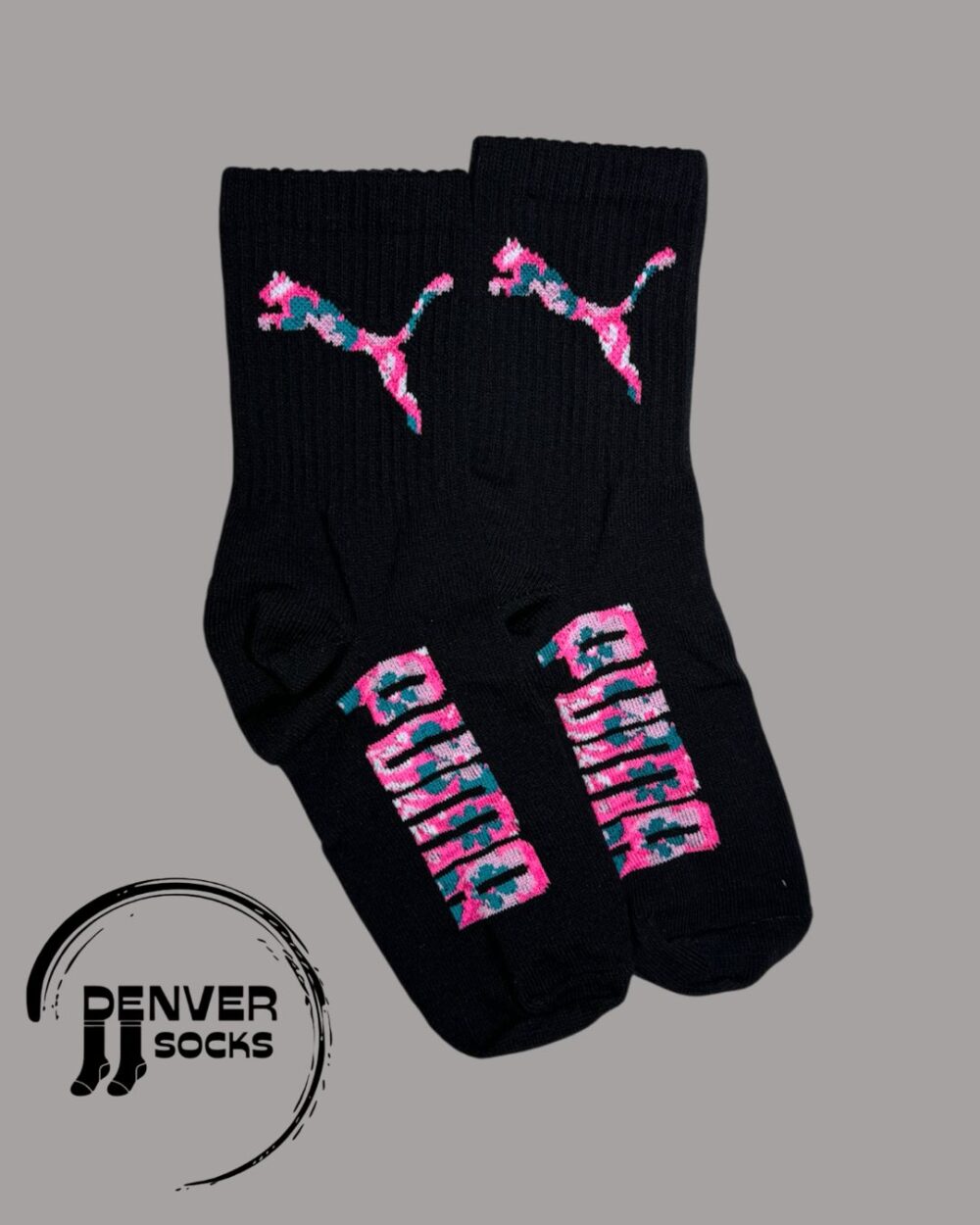 PUMA LOGO Y LETRA FUCSIA - NEGRA